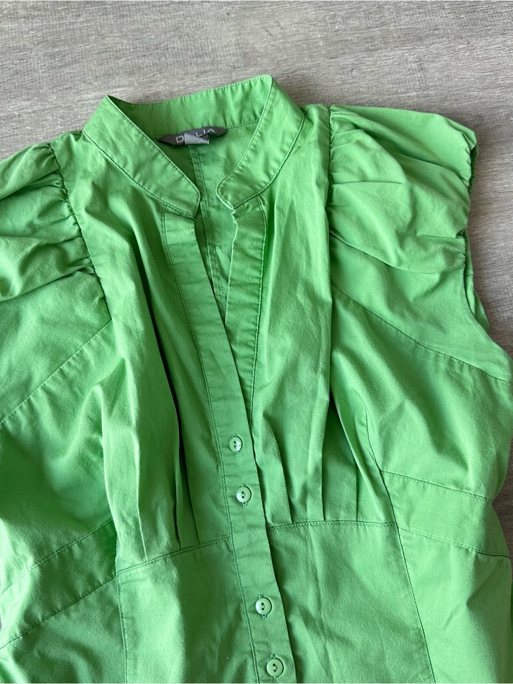 Dalia Green Button-Front Ruffle Sleeve Women's Top Sleeveless - Picture 2 of 6